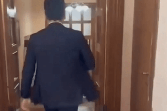 Opet - albanski parlament: Poslanik ukrao sporazum, službenica pala niz stepenice jureći ga (VIDEO) Opet - albanski parlament: Poslanik ukrao sporazum, službenica pala niz stepenice jureći ga (VIDEO)