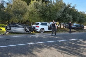 Udes na putu Podgorica-Cetinje: Dvije osobe povrijeđene, auto završio na krovu