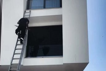(VIDEO) Nesvakidašnja spasilačka akcija u Ulcinju: Vatrogasci u pomoć pritekli lastama (VIDEO) Nesvakidašnja spasilačka akcija u Ulcinju: Vatrogasci u pomoć pritekli lastama