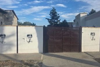 Sombor: Grafiti sa likom Ratka Mladića osvanuli na zidu objekta Islamske zajednice Sombor: Grafiti sa likom Ratka Mladića osvanuli na zidu objekta Islamske zajednice