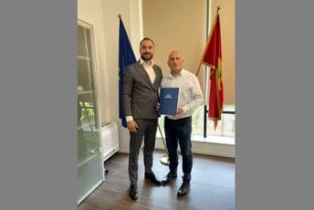 Eko-fond dodijelio 1,9 miliona eura: Potpisani ugovori sa 10 opština i komunalnih preduzeća Eko-fond dodijelio 1,9 miliona eura: Potpisani ugovori sa 10 opština i komunalnih preduzeća