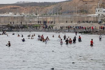 Broj poginulih migranta u Seuti porastao na 67, desetine hiljada se vratile u Maroko