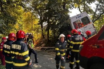 Vozač doživio srčani udar: Kombi sa fudbalerima Dinama udario u drvo, stradao maser Vozač doživio srčani udar: Kombi sa fudbalerima Dinama udario u drvo, stradao maser