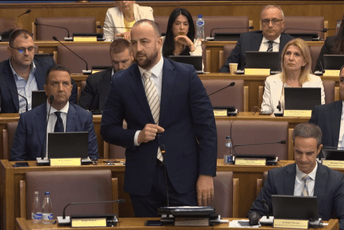 Nikolić: Zakon o oružju ne donosi se u ponoć, na vrat na nos i bez dijaloga Nikolić: Zakon o oružju ne donosi se u ponoć, na vrat na nos i bez dijaloga