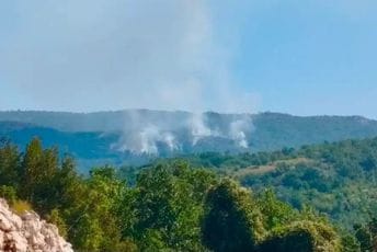 Cetinje: Požar na Velestovu se širi, u gašenju angažovani avion Antonov i helikopter Cetinje: Požar na Velestovu se širi, u gašenju angažovani avion Antonov i helikopter