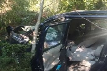 Dvije osobe povrijeđene u slijetanju vozila na putu Pljevlja – Đurđevića Tara Dvije osobe povrijeđene u slijetanju vozila na putu Pljevlja – Đurđevića Tara