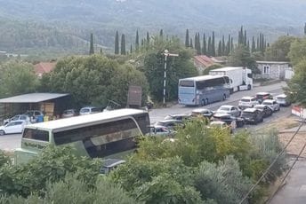 Haos na jugu Hrvatske: Kolone prema Crnoj Gori duge i do 20 kilometara, mještani donose vodu putnicima