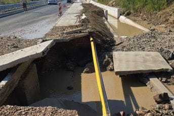 (FOTO) Pucanje novoizgrađenog cjevovoda Regionalnog vodovoda izazvalo havariju na bulevaru Tivat - Jaz (FOTO) Pucanje novoizgrađenog cjevovoda Regionalnog vodovoda izazvalo havariju na bulevaru Tivat - Jaz