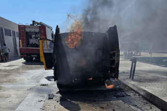 Tivat: Zapalio se kombi u marini
