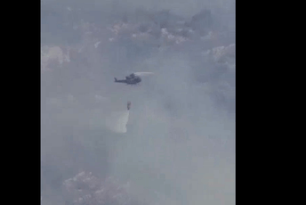 (VIDEO) Treći dan borbe sa vatrom u Velestovu: Pogledajte kako helikopteri Vojske gase požar
