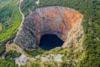 (VIDEO) Neobično jezero u Dalmaciji: Legenda kaže da u njegove vode niko nije uspio da ubaci kamen (VIDEO) Neobično jezero u Dalmaciji: Legenda kaže da u njegove vode niko nije uspio da ubaci kamen