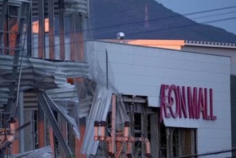 Japan: Dvoje radnika poginulo u eksploziji pošto im je šef naredio da ponovo uđu u tržni centar pogođen zemljotresom kako bi obezbijedili novac Japan: Dvoje radnika poginulo u eksploziji pošto im je šef naredio da ponovo uđu u tržni centar pogođen zemljotresom kako bi obezbijedili novac