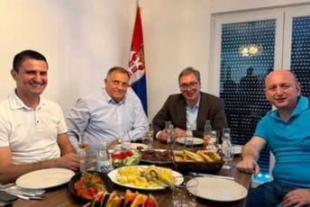 Knežević i Zogović u Vučićevoj porodičnoj kući: "Znam da vam nije bilo lako da dođete" Knežević i Zogović u Vučićevoj porodičnoj kući: "Znam da vam nije bilo lako da dođete"