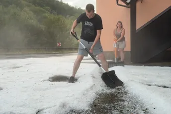 (FOTO) Prizori iz Njemačke kao usred zime: Palo 15 centimetara grada, temperatura se naglo spustila sa 36 na 19 stepeni (FOTO) Prizori iz Njemačke kao usred zime: Palo 15 centimetara grada, temperatura se naglo spustila sa 36 na 19 stepeni