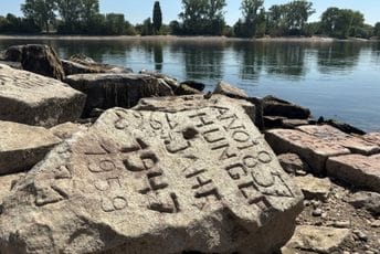 Izronilo "kamenje gladi": Evo šta predstavlja i šta su na njemu klesale ranije generacije
