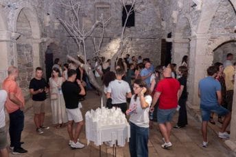 Grad, voda, drvo i čovjek: „Equilibrium“ Siniše Radulovića na Gradu teatru uspostavio dijalog sa istorijskim nasljeđem Budve Grad, voda, drvo i čovjek: „Equilibrium“ Siniše Radulovića na Gradu teatru uspostavio dijalog sa istorijskim nasljeđem Budve