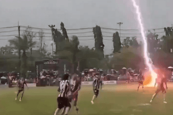 Udar groma tokom utakmice: Jedan fudbaler poginuo, 12 povrijeđenih (VIDEO) Udar groma tokom utakmice: Jedan fudbaler poginuo, 12 povrijeđenih (VIDEO)