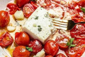 Pasta sa fetom i čeri paradajzom: Lagan, jednostavan i hranljiv obrok za svaki dan Pasta sa fetom i čeri paradajzom: Lagan, jednostavan i hranljiv obrok za svaki dan