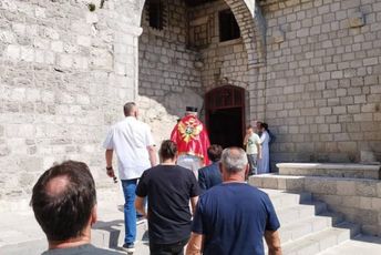 Skup na Cetinju: Sa svetog mjesta poručujemo da je duh Sv. Petra Cetinjskog, duh Stege i Crne Gore nesalomljiv Skup na Cetinju: Sa svetog mjesta poručujemo da je duh Sv. Petra Cetinjskog, duh Stege i Crne Gore nesalomljiv