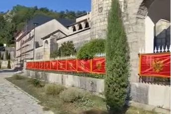 (VIDEO) Cetinjani svome gradu i Crnoj Gori: Na Cetinjskom manastiru nove zastave