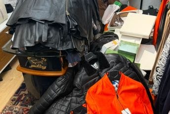 (FOTO) Velika akcija u Kotoru: Zaplijenjena krivotvorena roba, slučaj preuzima tužilaštvo