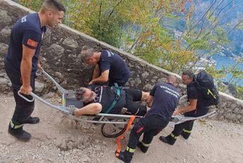 Bezbjedno evakuisan: Vatrogasci spasili Njemca koji je slomio skočni zglob na putu ka tvrđavi San Đovani Bezbjedno evakuisan: Vatrogasci spasili Njemca koji je slomio skočni zglob na putu ka tvrđavi San Đovani