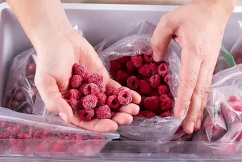 Zaboravite na ledene grudve: Evo kako pravilno zamrznuti maline Zaboravite na ledene grudve: Evo kako pravilno zamrznuti maline