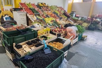Šta se ovih dana nudi na žabljačkoj pijaci: Od šumskih borovnica po 12 do smrčka od 200 eura Šta se ovih dana nudi na žabljačkoj pijaci: Od šumskih borovnica po 12 do smrčka od 200 eura