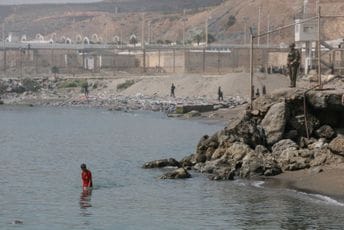 Migrant poginuo u pokušaju da paraglajderom sleti u Seutu