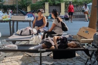 Rim: Stotine ljudi spava u šatorima nakon deložacije iz okupirane zgrade Rim: Stotine ljudi spava u šatorima nakon deložacije iz okupirane zgrade