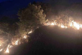 Vatrogasci i noćas gase požar na Lisinju