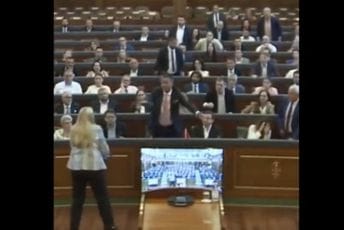 (VIDEO) Incident u Skupštini Kosova: Poslanica Kurtija gađala jajima