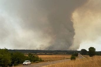Borba sa vatrom ne jenjava: Požar zahvatio 1.500 hektara Deliblatske peščare, i dalje prijeti šumama Borba sa vatrom ne jenjava: Požar zahvatio 1.500 hektara Deliblatske peščare, i dalje prijeti šumama