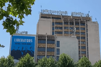 Iz centra Prištine uklonjena velika zastava Ukrajine Iz centra Prištine uklonjena velika zastava Ukrajine