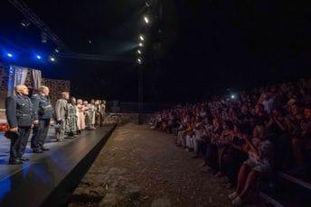 Predstava „Arsenik i stare čipke“ izvedena na Gradu teatru: Crni humor pod budvanskim zvijezdama Predstava „Arsenik i stare čipke“ izvedena na Gradu teatru: Crni humor pod budvanskim zvijezdama