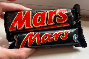 Čisteći pronašla Mars čokoladicu iz 1991: Bila je velika skoro kao moja šaka Čisteći pronašla Mars čokoladicu iz 1991: Bila je velika skoro kao moja šaka