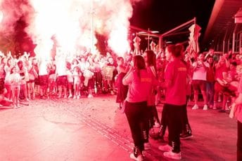 (FOTO) Mlade "lavice" dočekane uz vatromet; Perović: Ispisali smo istoriju crnogorskog rukometa u mlađim kategorijama (FOTO) Mlade "lavice" dočekane uz vatromet; Perović: Ispisali smo istoriju crnogorskog rukometa u mlađim kategorijama