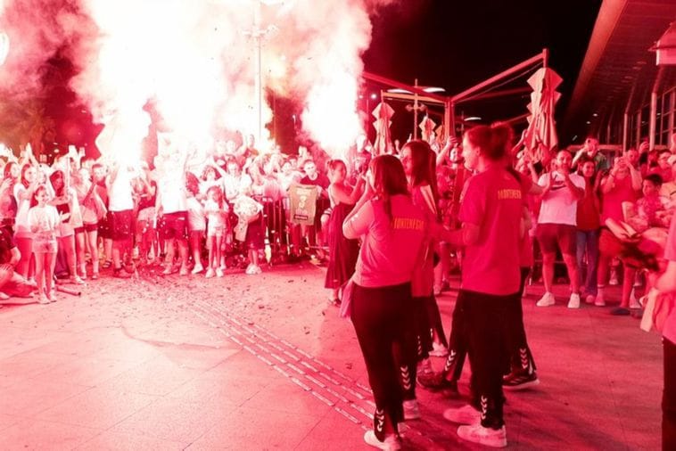 (FOTO) Mlade "lavice" dočekane uz vatromet; Perović: Ispisali smo istoriju crnogorskog rukometa u mlađim kategorijama