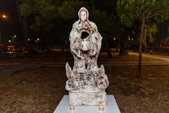 U Baru predstavljen konceptualno-likovni projekat „Lutum Sacrum“: Joko Lekić pretvorio blato u kolektivni trag U Baru predstavljen konceptualno-likovni projekat „Lutum Sacrum“: Joko Lekić pretvorio blato u kolektivni trag