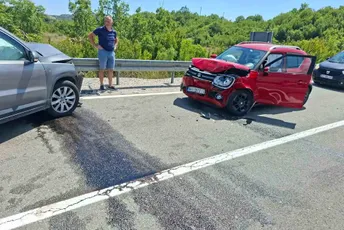 Ima povrijeđenih: Sudar tri vozila na putu Cetinje - Budva Ima povrijeđenih: Sudar tri vozila na putu Cetinje - Budva