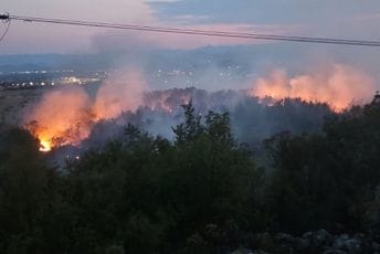 Požar na Peuti u Kučima: Teren nepristupačan, vatrogasci gase naprtnjačama