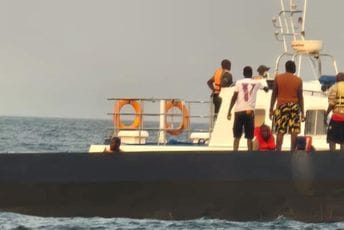Trajekt se prevrnuo u Zimbabveu: Najmanje 15 mrtvih, za 27 osoba se traga Trajekt se prevrnuo u Zimbabveu: Najmanje 15 mrtvih, za 27 osoba se traga