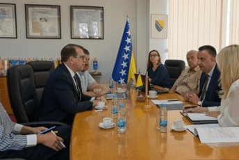 Trampov bivši advokat želi gasovod Hrvatska - BiH, traži ugovor na 50 godina Lakić (desno u sredini) i Binnall (lijevo), Sarajevo, 12. avgusta 2026.
