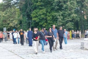 (FOTO/VIDEO) Građani na Cetinju odali počast žrtvama masakra u Medovini; Pejović: Nećemo odustati od traženja pravde (FOTO/VIDEO) Građani na Cetinju odali počast žrtvama masakra u Medovini; Pejović: Nećemo odustati od traženja pravde