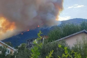 Požar kod Herceg Novog i dalje bukti: Vjetar promijenio pravac, vatra prijeti kućama na sjevernoj strani