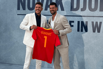 Đoković u opremi 'sokola': Jovetić teniskom asu poklonio dres crnogorske reprezentacije