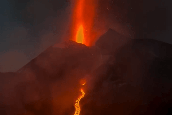 Italija: Zbog erupcije Etne otkazano 700 letova (VIDEO) Italija: Zbog erupcije Etne otkazano 700 letova (VIDEO)
