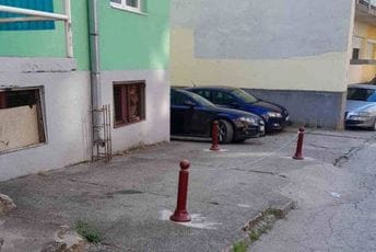Bijelo Polje: Stanari zgrade traže da se uklone metalni stubići sa lancem sa javnog prostora Bijelo Polje: Stanari zgrade traže da se uklone metalni stubići sa lancem sa javnog prostora