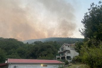 Herceg Novi: Situacija u Todorovićima stabilna, mještani i vatrogasci odbranili kuće Herceg Novi: Situacija u Todorovićima stabilna, mještani i vatrogasci odbranili kuće