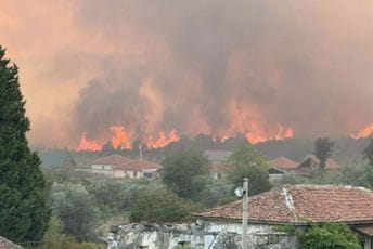 Nimanbegu: Linija požara veoma duga, svi su na terenu; Ulcinj bez vode Nimanbegu: Linija požara veoma duga, svi su na terenu; Ulcinj bez vode